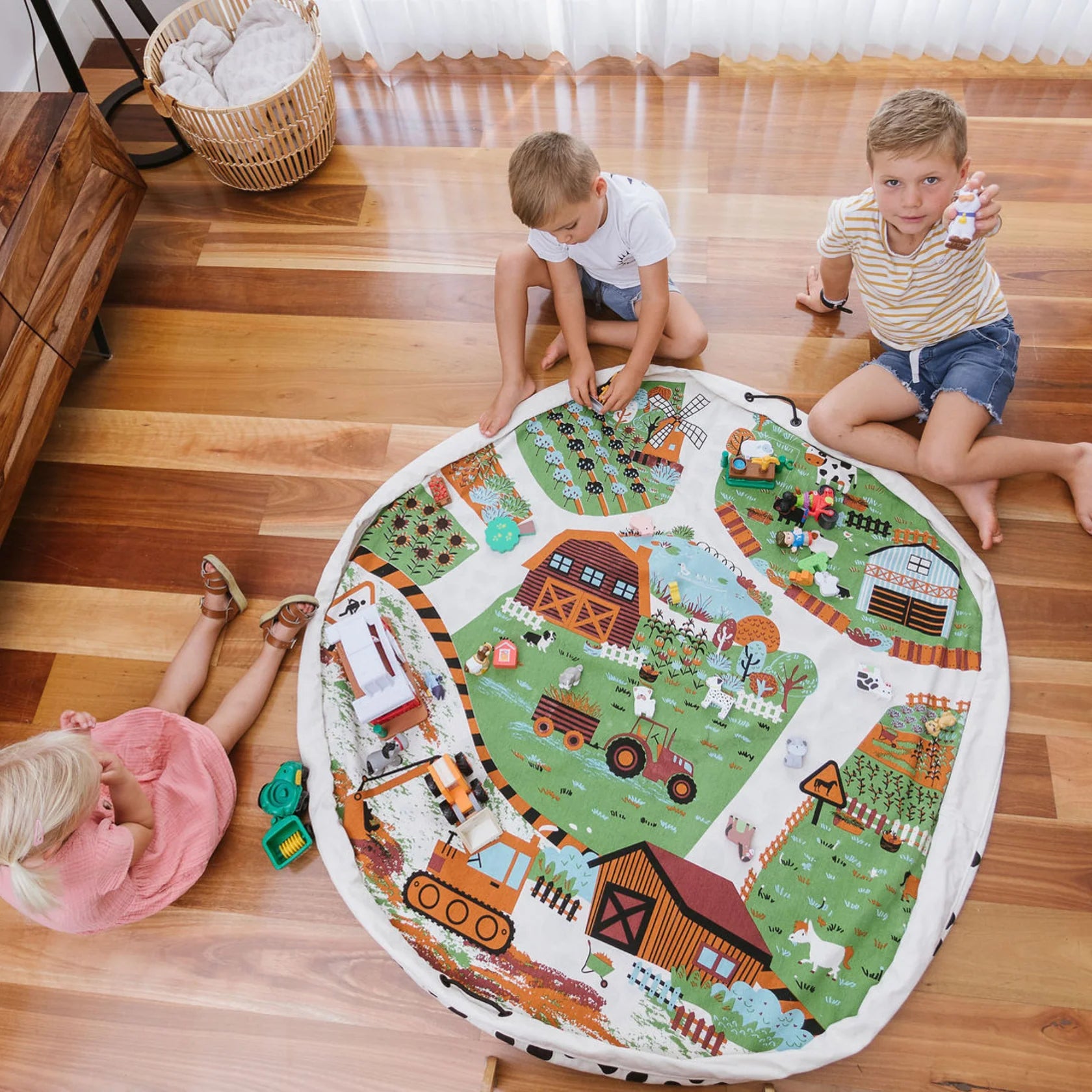 Old McBussy’s Farm Play Pouch